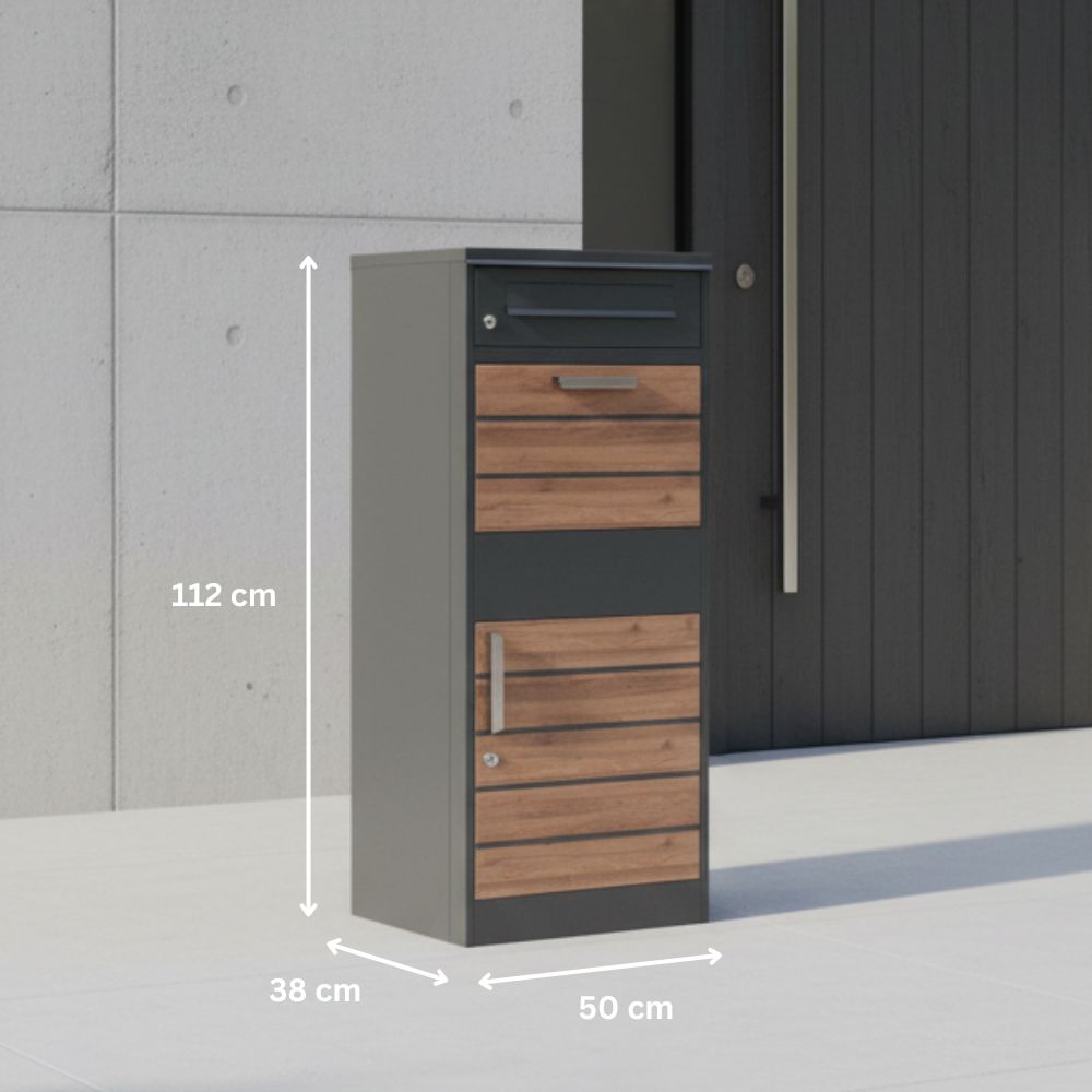 Freistehender Briefkasten mit Paketfach in Anthrazit und Holzoptik mit eingeblendeten Produktmaßen. Der Paketbriefkasten aus Stahl ist 112 Zentimeter hoch, 50 Zentimeter breit und 38 Zentimeter tief.
