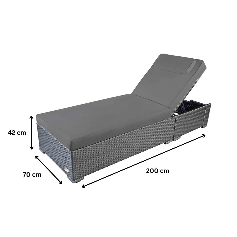 Gartenliege aus Polyrattan mit verstellbarer Rückenlehne und grauer Auflage, inklusive Maßangaben von 200 cm Länge, 70 cm Breite und 42 cm Höhe.