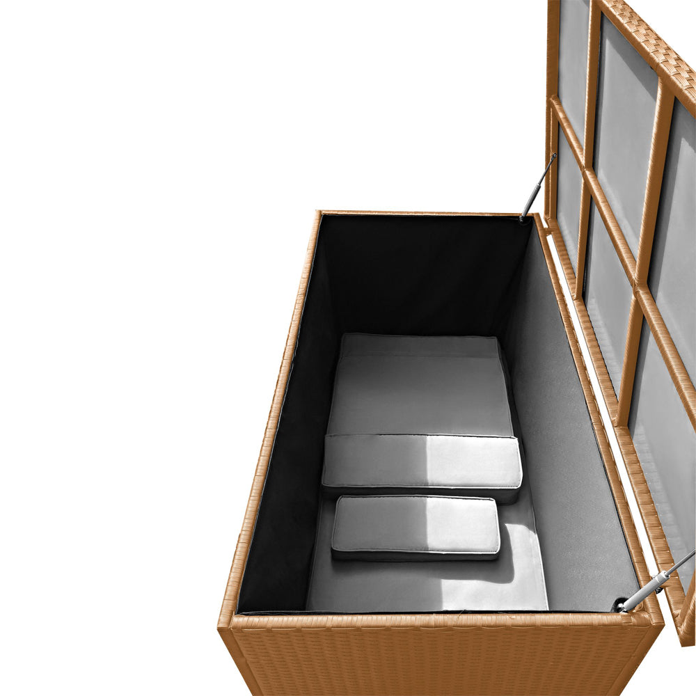 Geöffnete beige Aufbewahrungsbox in Rattan-Optik mit innenliegenden Polstern. Der Deckel wird von zwei Gasdruckdämpfern gehalten.