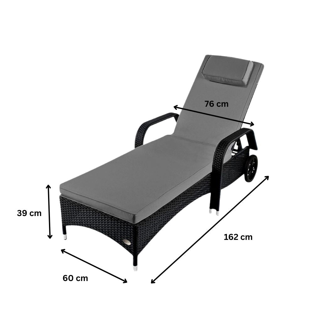 Maße der schwarzen Sonnenliege: 162 cm Länge, 60 cm Breite und 39 cm Höhe