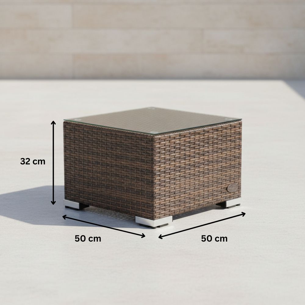 Quadratischer Beistelltisch aus braunem Polyrattan mit Glasplatte. Die Maße des Tisches betragen 50 × 50 × 32 Zentimeter.