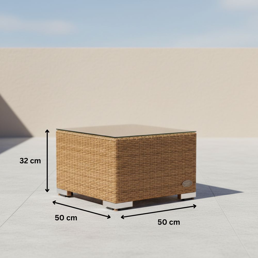 Quadratischer Beistelltisch aus naturfarbenem Polyrattan mit Glasplatte. Die Abmessungen betragen 50 × 50 × 32 Zentimeter.