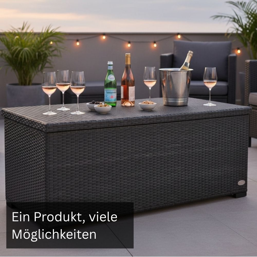 Graue Garten-Auflagenbox aus Polyrattan als Aufbewahrungsbox und Beistelltisch auf der Terrasse mit geschlossener Deckeloberfläche.