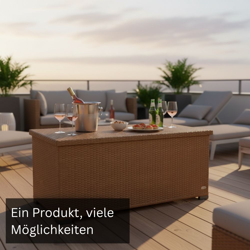 Naturfarbene Garten-Auflagenbox aus Polyrattan als Aufbewahrungsbox und Beistelltisch auf der Terrasse mit geschlossener Deckeloberfläche.