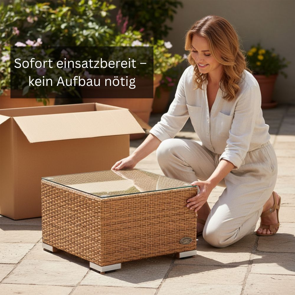Polyrattan-Beistelltisch mit Glasplatte neben einer geöffneten Versandverpackung. Der Tisch wird vormontiert geliefert und kann direkt verwendet werden.