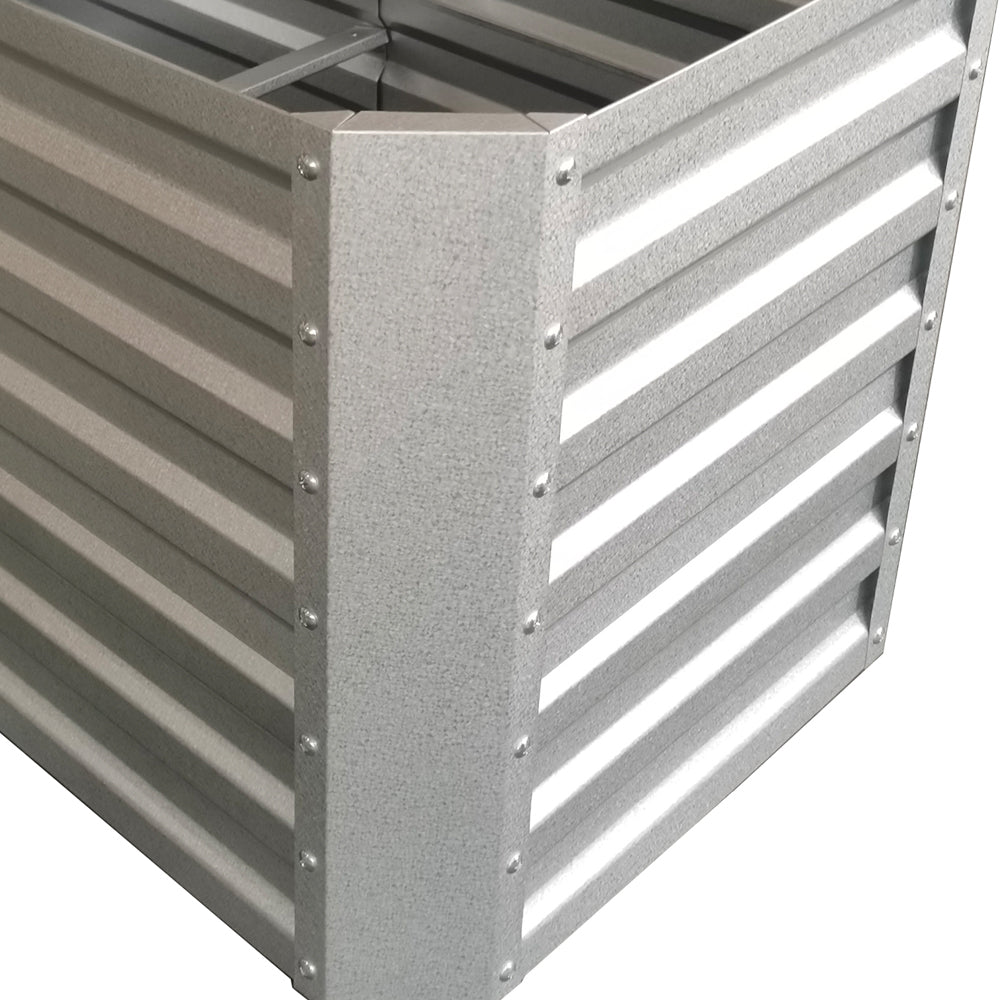 Detailaufnahme einer stabilen Metallecke eines Hochbeets mit verschraubter Konstruktion.