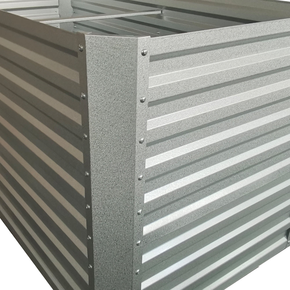 Detailansicht der Ecke eines silberfarbenen Hochbeets mit stabilen Verschraubungen.