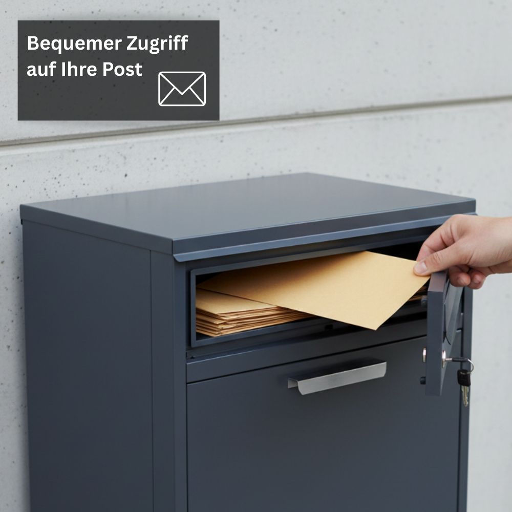 Person entnimmt Briefe aus dem oberen Brieffach eines anthrazitfarbenen Briefkastens mit Paketfach. Der freistehende Paketbriefkasten aus pulverbeschichtetem Stahl eignet sich für den sicheren Empfang von Briefen und Postsendungen.