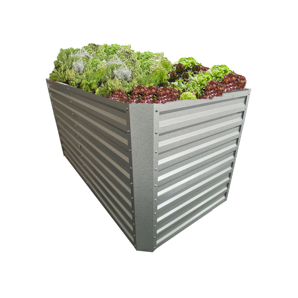 Bepflanztes Hochbeet mit verschiedenen Salaten und Kräutern, trapezförmige Seitenansicht.