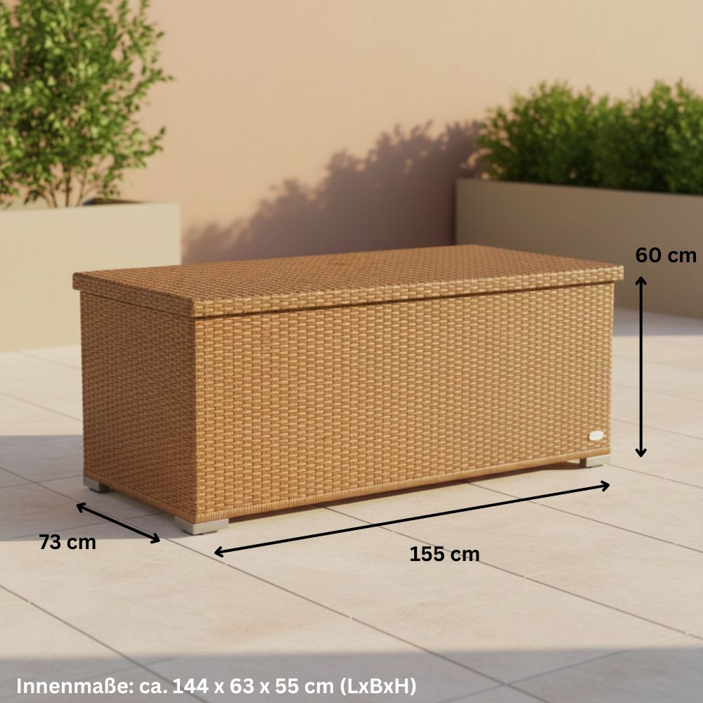 Naturfarbene Garten-Auflagenbox aus Polyrattan mit Außenmaßen 155 × 73 × 60 cm und Innenmaßen 144 × 63 × 55 cm zur Aufbewahrung von Gartenauflagen und Outdoor-Zubehör.