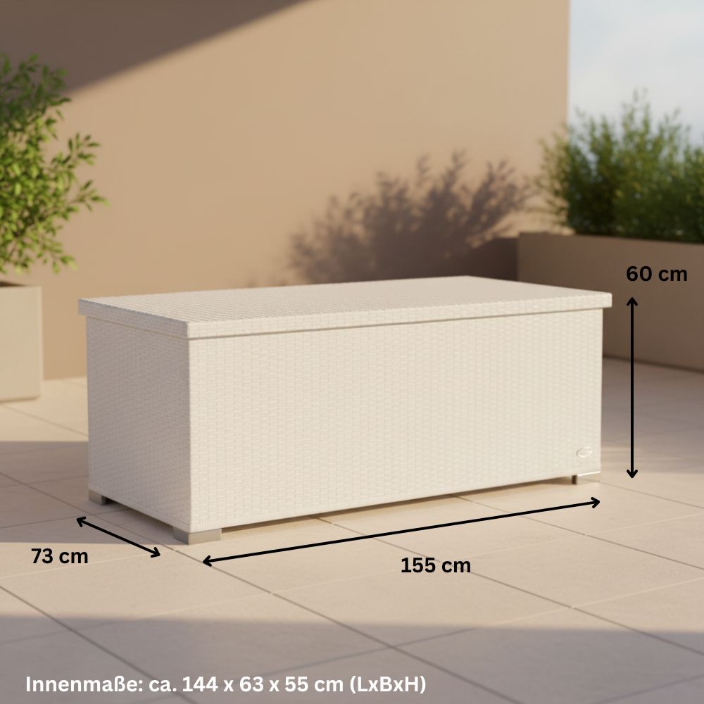 Weiße Garten-Auflagenbox aus Polyrattan mit Außenmaßen 155 × 73 × 60 cm und Innenmaßen 144 × 63 × 55 cm zur Aufbewahrung von Gartenauflagen und Outdoor-Zubehör.