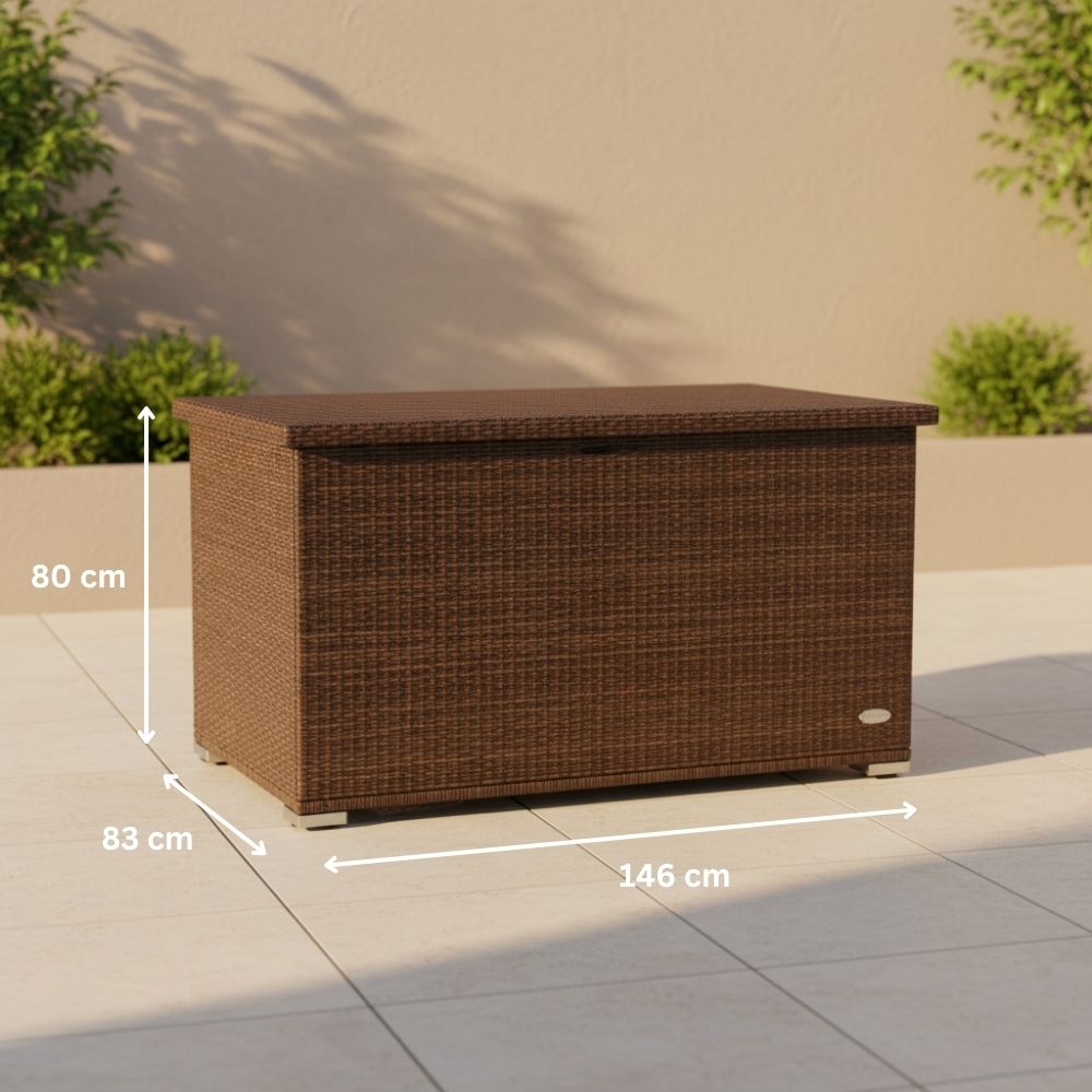 Braune Polyrattan Gartenbox mit Außenmaßen 146 × 83 × 80 cm zur wetterfesten Aufbewahrung von Gartenauflagen, Kissen und Gartenzubehör auf Terrasse oder Balkon.