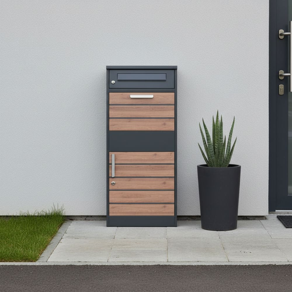 Freistehender Briefkasten mit Paketfach in Anthrazit und Holzoptik vor einer Hauswand im Außenbereich. Der moderne Paketbriefkasten aus Stahl verfügt über ein separates Brieffach und ein abschließbares Paketfach.