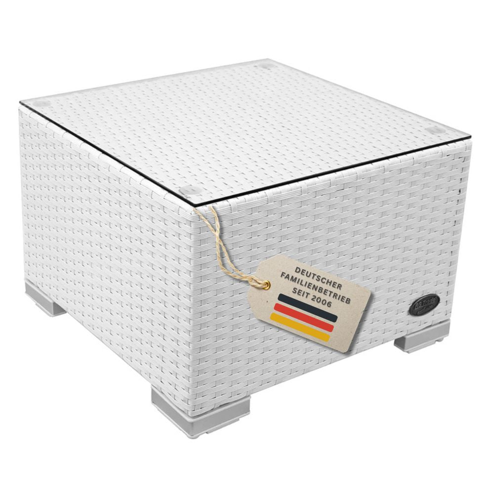 Weißer Polyrattan-Beistelltisch mit Glasplatte und höhenverstellbaren Füßen vor weißem Hintergrund.