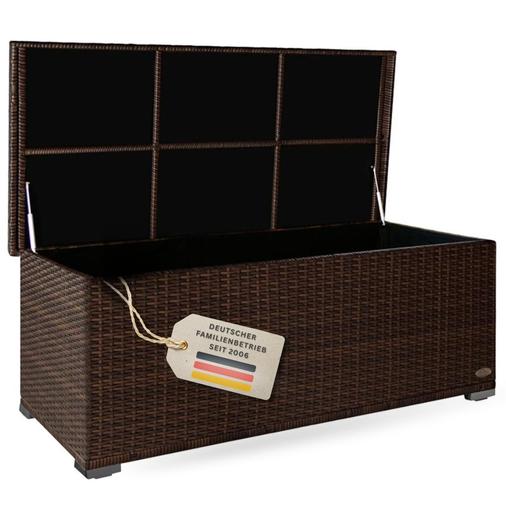 Braune Auflagenbox Sienna aus Polyrattan mit geöffnetem Deckel, schwarzem Innenraum und Gasdruckfedern.