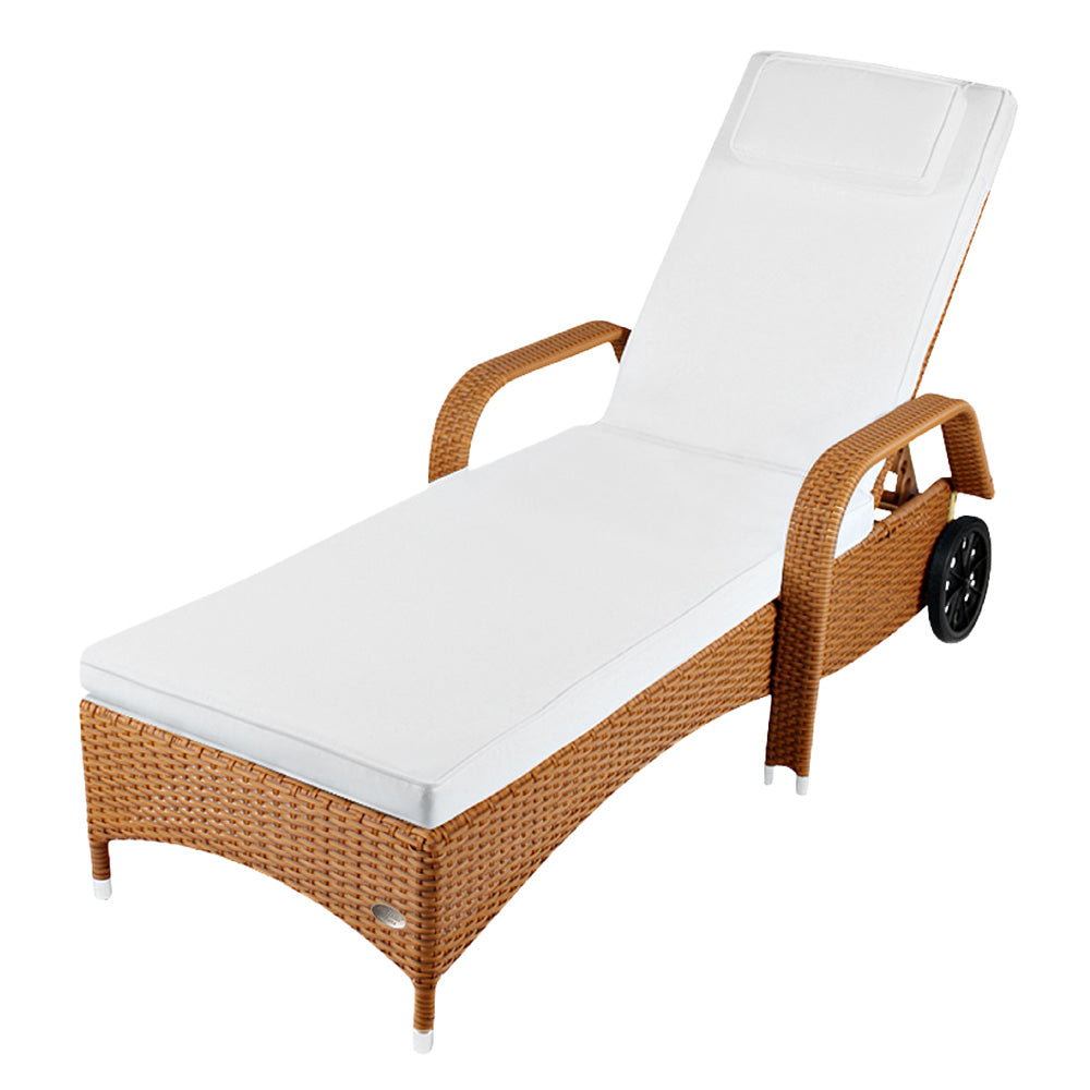 Natur Rattan-Sonnenliege mit weißer Polsterauflage und Armlehnen, verstellbare Rückenlehne. Natur / Weiß.
