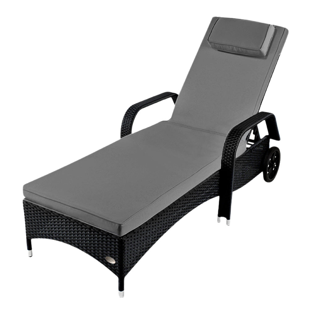 Schwarze Rattan-Sonnenliege mit grauer Polsterauflage und Armlehnen, verstellbare Rückenlehne. Schwarz / Grau.