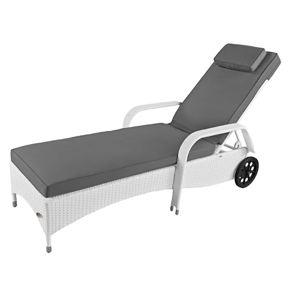 Weiße Rattan-Sonnenliege mit grauer Polsterauflage und Armlehnen, verstellbare Rückenlehne. Weiß / Grau.