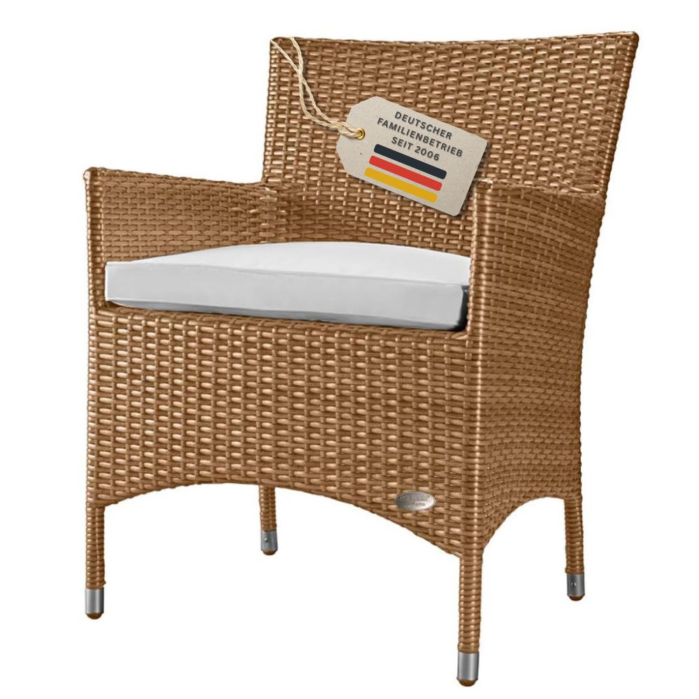 Moderner Gartenstuhl „Trento“ aus naturfarbenem Polyrattan mit cremefarbenem Sitzkissen. Robuster Balkonstuhl mit Armlehnen und pflegeleichtem, wetterfestem Geflecht für den Außenbereich.