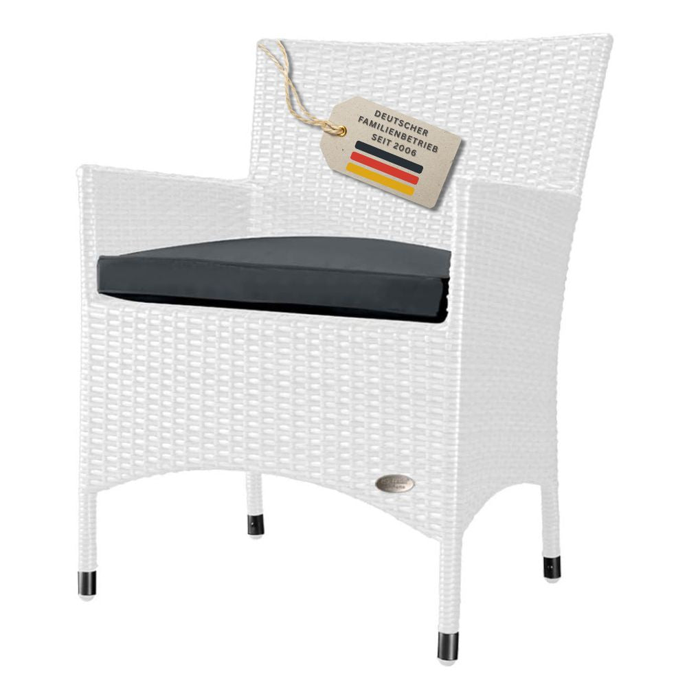 Moderner Gartenstuhl „Trento“ aus weißem Polyrattan mit dunkelgrauem Sitzkissen. Robuster Balkonstuhl mit Armlehnen, wetterfestem Geflecht und pflegeleichtem Material für den Außenbereich.