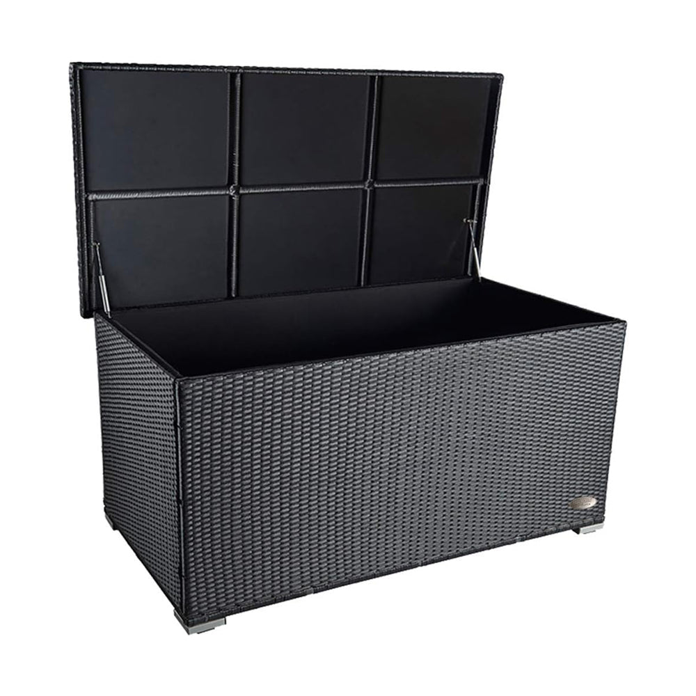Schwarze Garten-Auflagenbox aus wetterfestem Polyrattan mit geöffnetem Deckel und großem Stauraum für Kissen und Gartenutensilien.