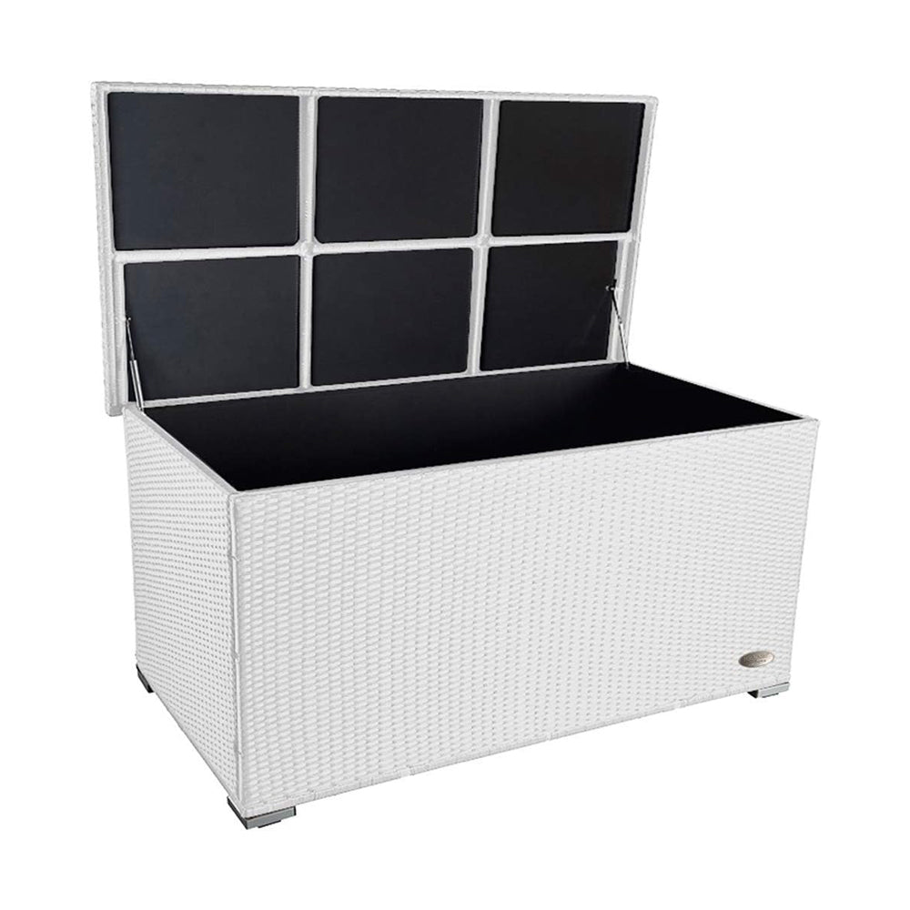 Weiße Garten-Auflagenbox aus wetterfestem Polyrattan mit geöffnetem Deckel und großem Stauraum für Kissen und Gartenutensilien.
