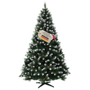 Künstlicher Weihnachtsbaum HXT 15013 mit 210 cm Höhe, beschneiten Zweigspitzen, Tannenzapfen und schwarzem Ständer.
