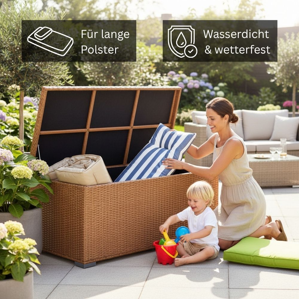 Naturfarbene Auflagenbox aus Polyrattan mit Stauraum für Sitzauflagen und Spielzeug im Garten; Person verstaut Gartenpolster in der wetterfesten Gartenbox.