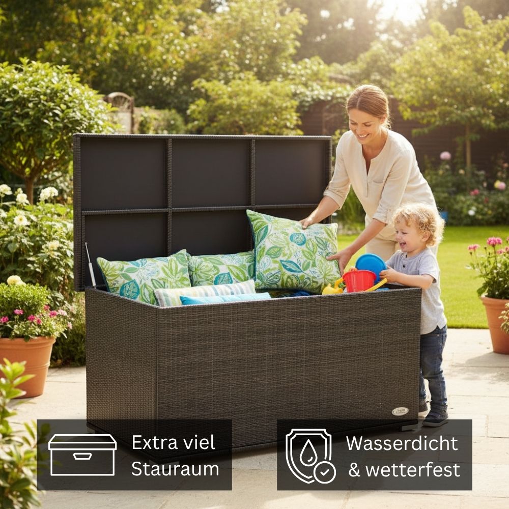 Graue Polyrattan-Auflagenbox mit großem Stauraum für Gartenauflagen, Kissen und Spielzeug im Garten; Person verstaut Kissen in der wetterfesten Gartenbox.