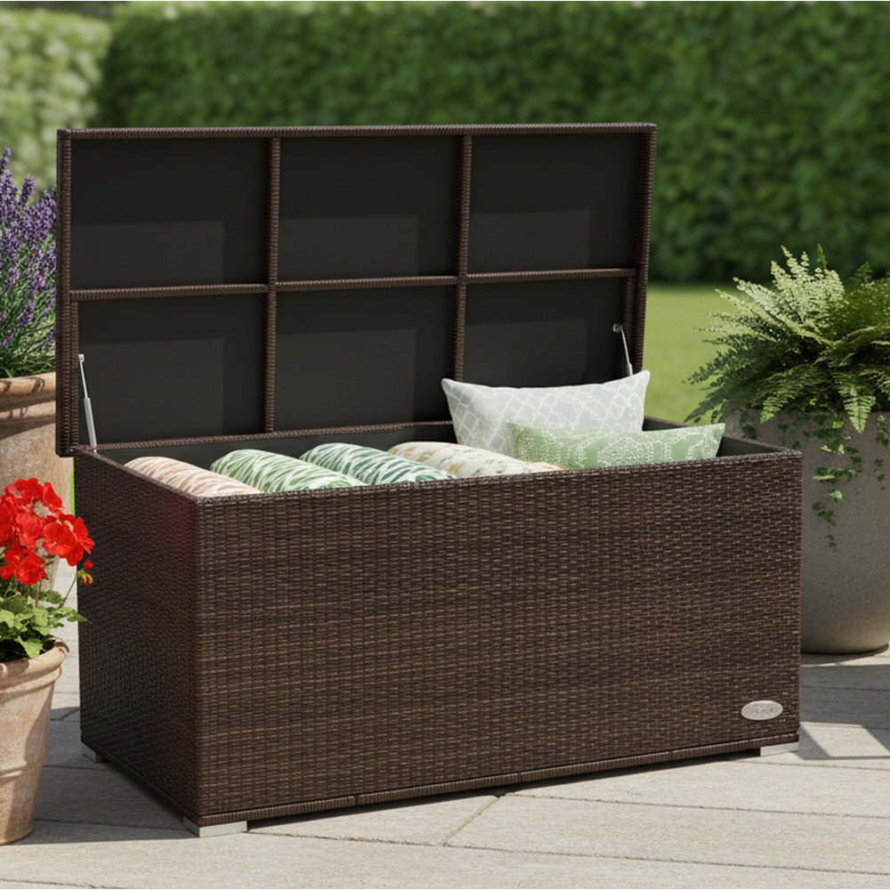 Dunkelbraune Garten-Auflagenbox aus wetterfestem Polyrattan auf der Terrasse mit geöffnetem Deckel und verstauten Sitzkissen im Innenraum.