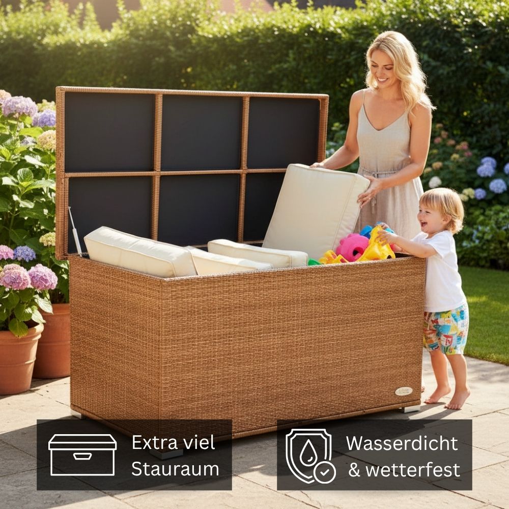 Naturfarbene Auflagenbox aus Polyrattan mit großem Stauraum; Person verstaut Gartenauflagen und Spielzeug in der wetterfesten Gartenbox.