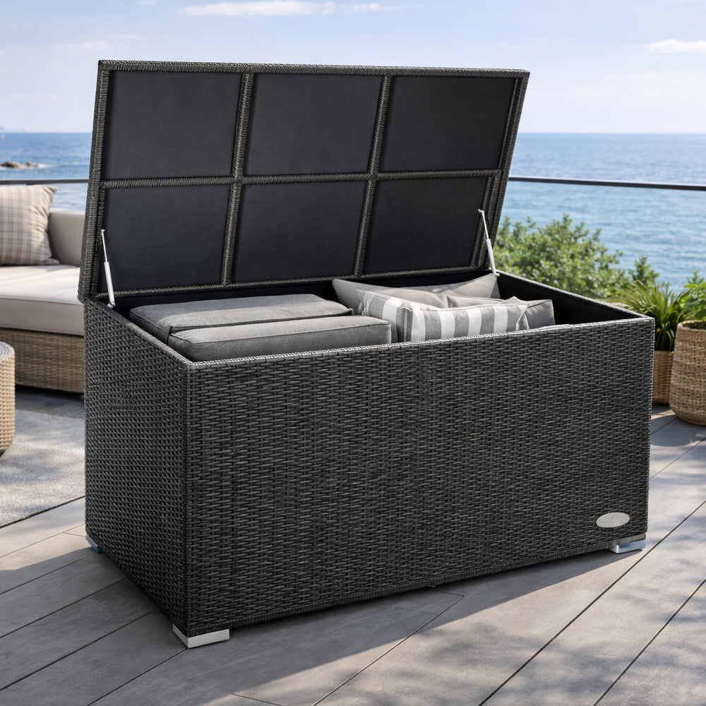 Silber-Graue Garten-Auflagenbox aus wetterfestem Polyrattan auf der Terrasse mit geöffnetem Deckel und verstauten Sitzkissen im Innenraum.