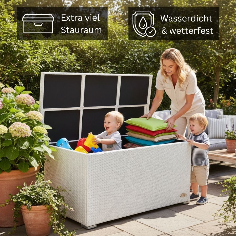Weiße Auflagenbox aus Polyrattan mit großem Stauraum für Gartenauflagen, Sitzkissen und Spielzeug im Garten; Person verstaut Kissen in der wetterfesten Gartenbox.