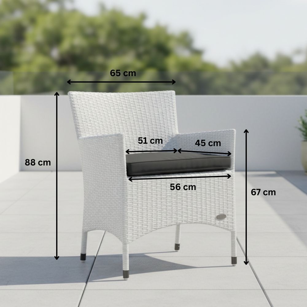 Maßgrafik des weißen Gartenstuhls „Trento“ aus Polyrattan mit Abmessungen: 88 cm Höhe, 65 cm Breite und 67 cm Armlehnenhöhe. Komfortabler Outdoor-Stuhl mit großzügiger Sitzfläche.