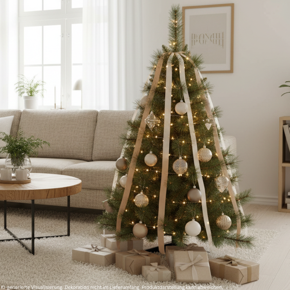 Grüner künstlicher Weihnachtsbaum mit warmweißer Lichterkette, goldenen Kugeln und dekorativen Bändern im Wohnzimmer.