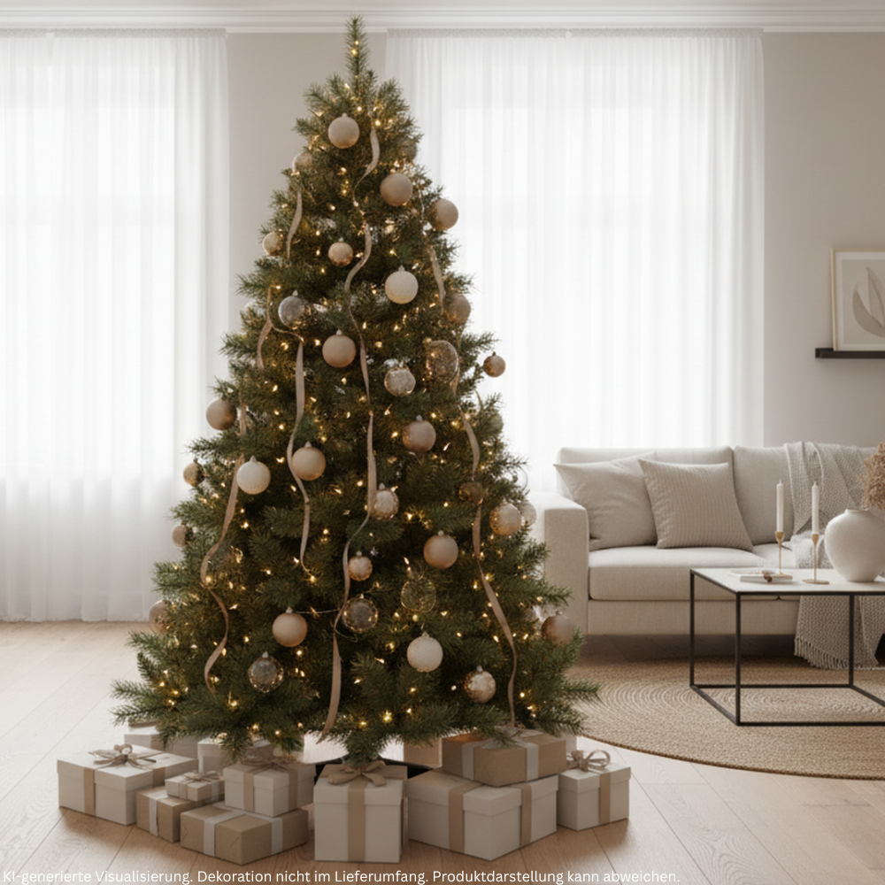 Grüner künstlicher Weihnachtsbaum mit warmweißer Lichterkette, goldenen Kugeln und dekorativen Bändern im Wohnzimmer.