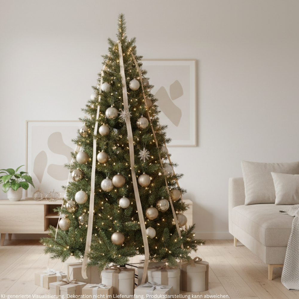 Grüner künstlicher Weihnachtsbaum mit warmweißer Lichterkette, goldenen Kugeln und dekorativen Bändern im Wohnzimmer.