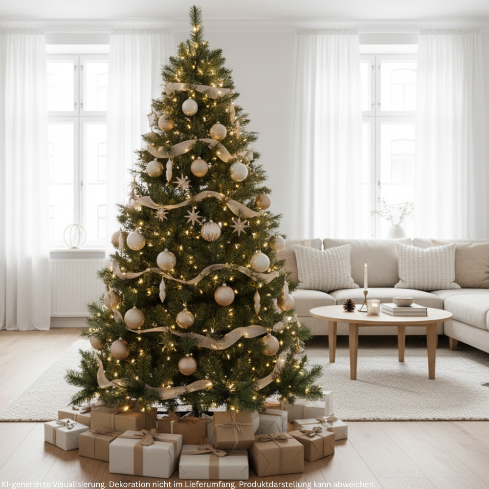 Geschmückter künstlicher Weihnachtsbaum mit goldenen Kugeln, Schleifenbändern und warmweißer Lichterkette im hellen Wohnzimmer.