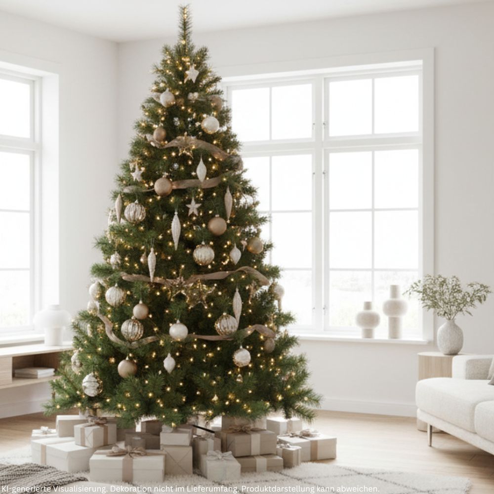 Großer künstlicher Weihnachtsbaum mit goldenen und weißen Christbaumkugeln, Dekobändern und warmweißer Lichterkette im Wohnzimmer.