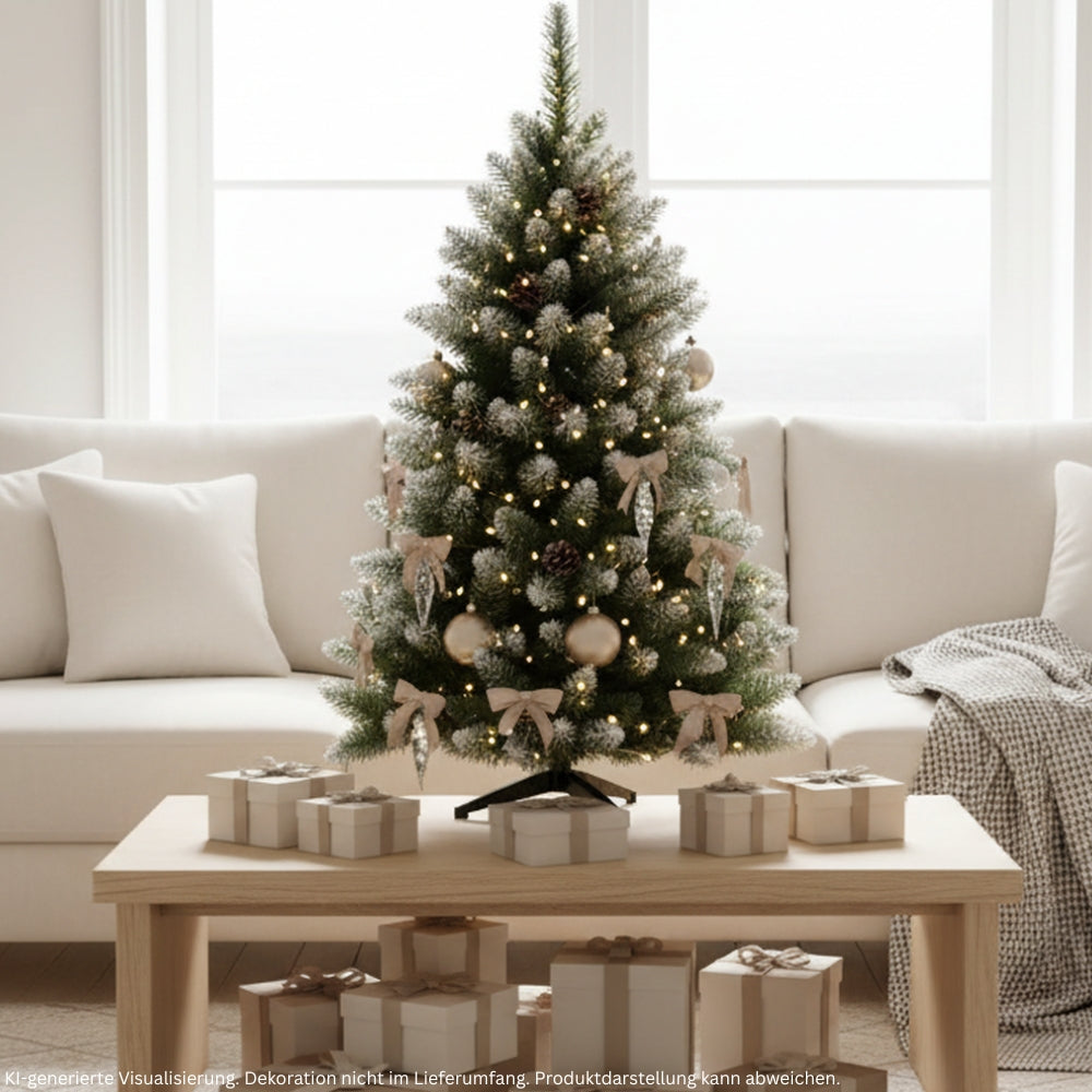 Geschmückter künstlicher Weihnachtsbaum mit goldenen und weißen Kugeln, Dekobändern und warmweißer Lichterkette im Wohnzimmer.