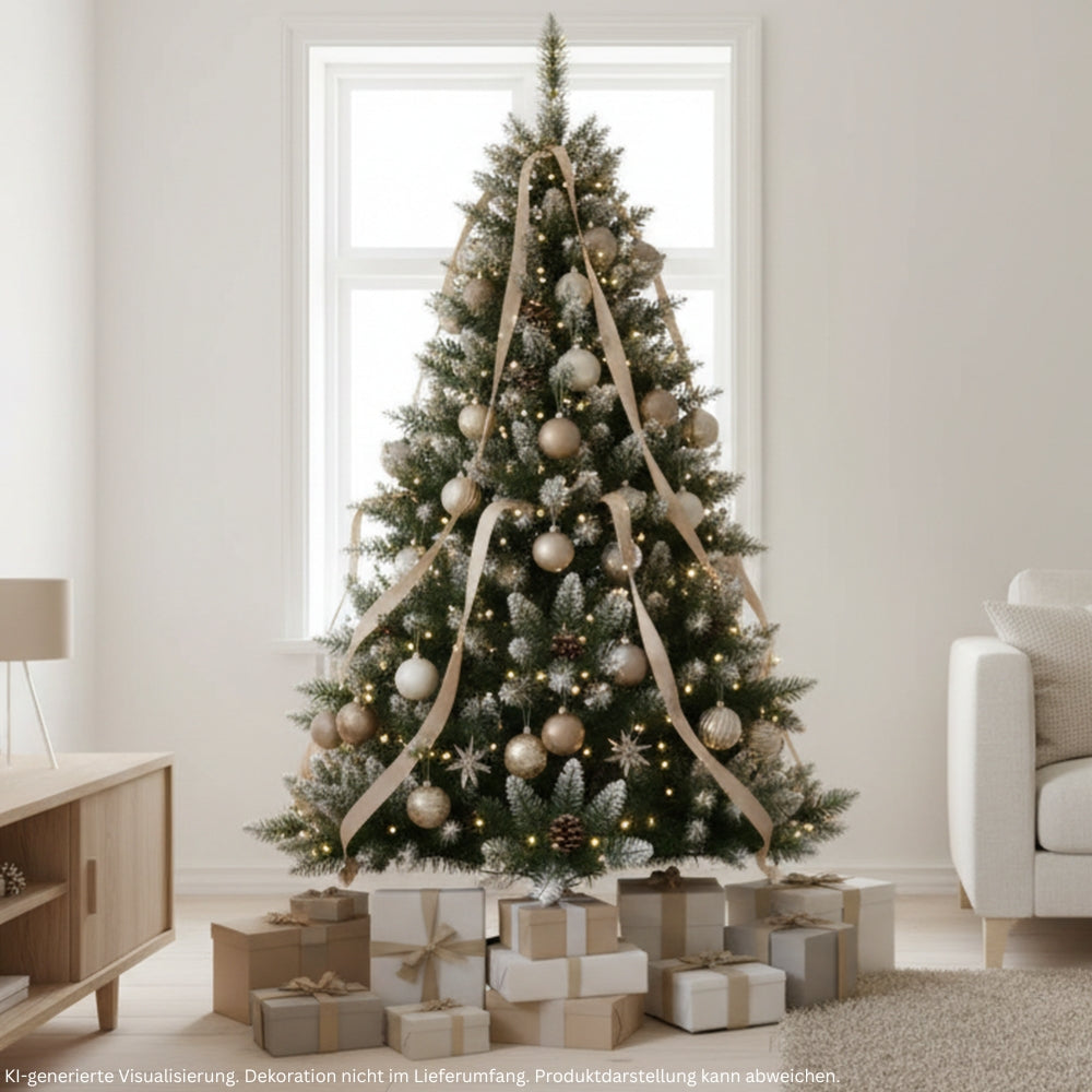 Künstlicher Schneebaum mit weißen Zweigspitzen, goldenen Christbaumkugeln, Dekobändern und warmweißer Lichterkette im Wohnzimmer.