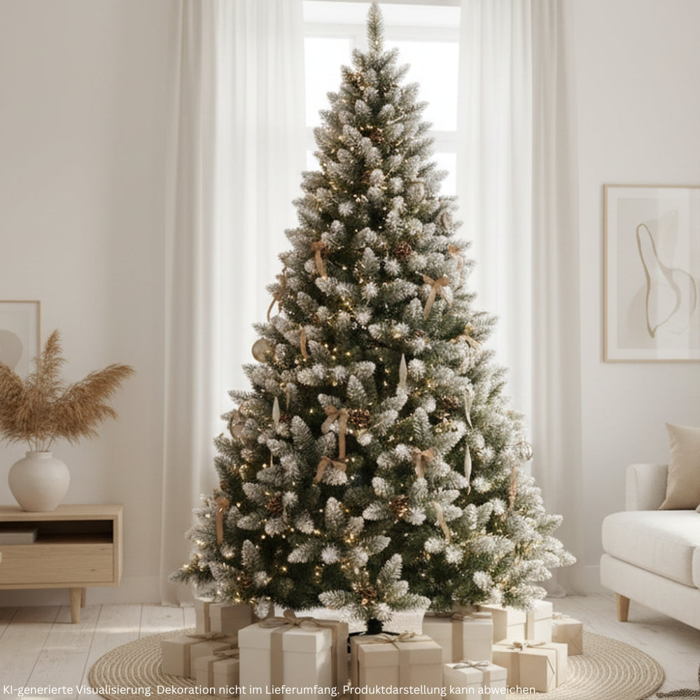 Künstlicher Schneebaum mit beschneiten Zweigen, goldenen Christbaumkugeln, Schleifen und warmweißer Lichterkette im Wohnzimmer.