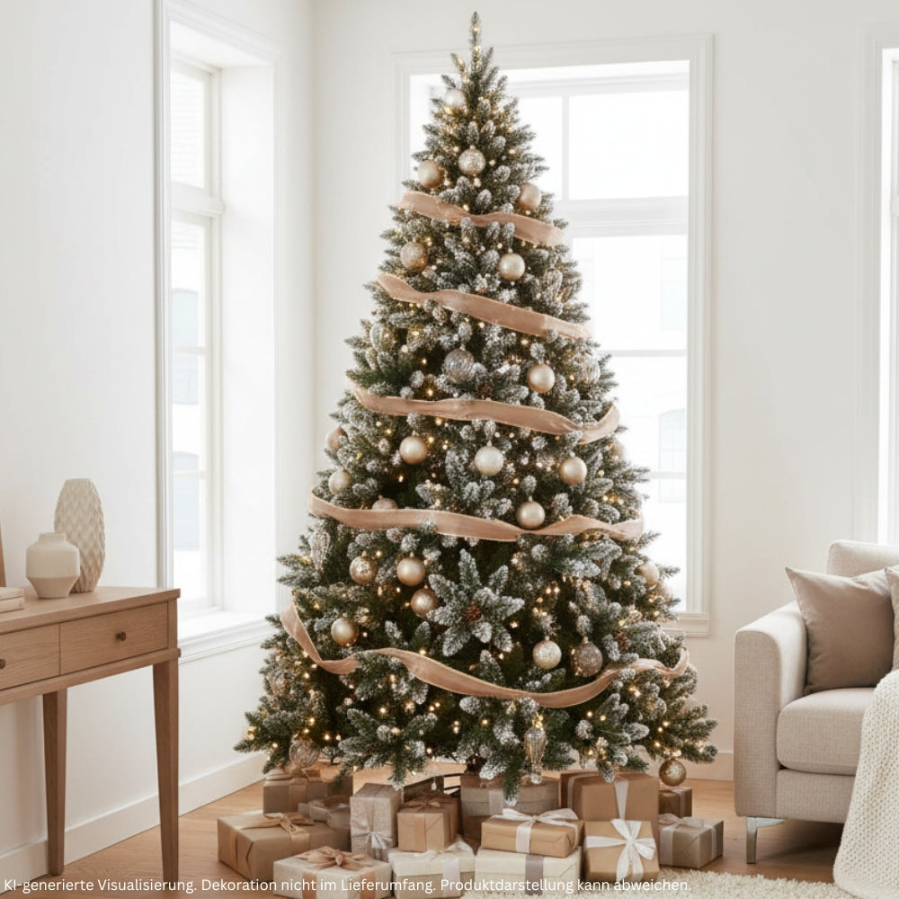Künstlicher Schneebaum mit beschneiten Zweigen, goldenen Weihnachtskugeln, beigefarbenen Bändern und warmweißer Lichterkette im Wohnzimmer.