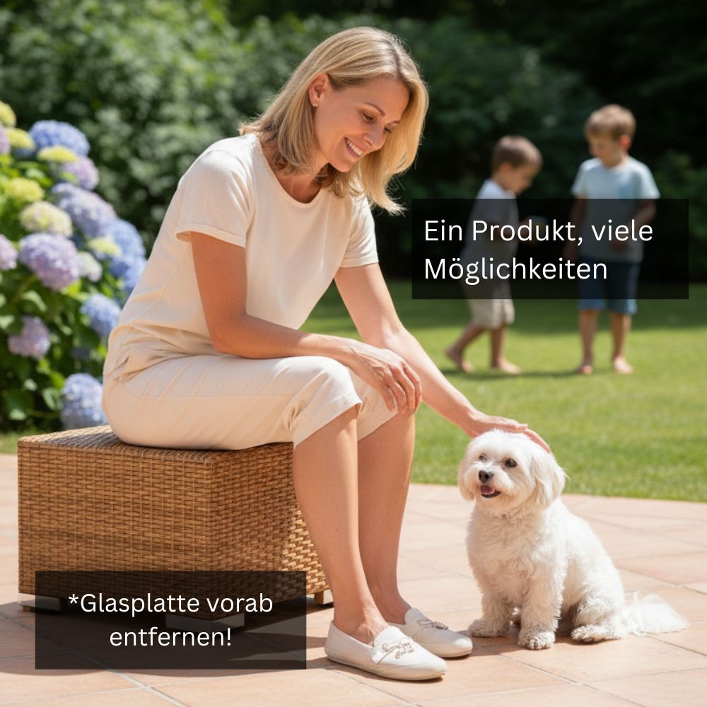 Person sitzt auf einem quadratischen Polyrattan-Beistelltisch im Garten. Die Glasplatte wurde entfernt, sodass der Tisch als Sitzgelegenheit genutzt werden kann.