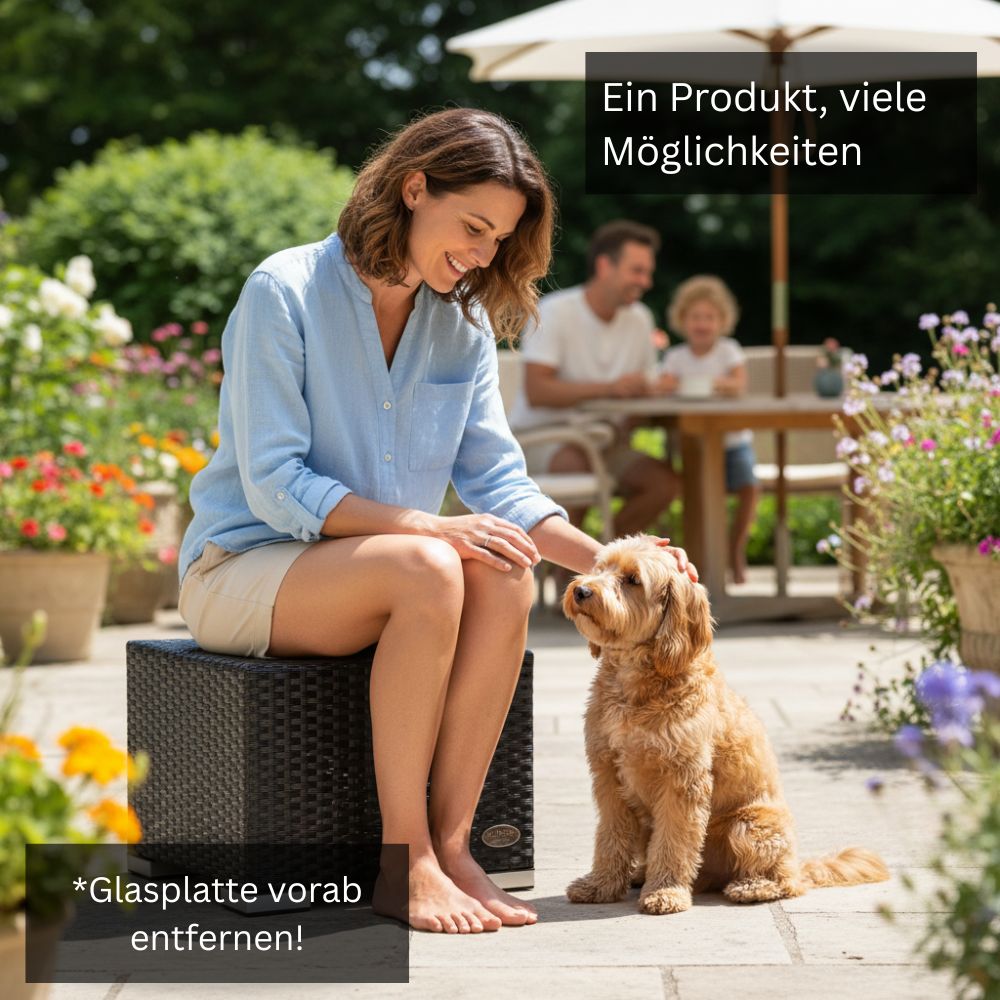 Person sitzt auf einem schwarzen Polyrattan-Beistelltisch im Garten. Die Glasplatte wurde entfernt, sodass der Tisch als Sitzgelegenheit genutzt werden kann.
