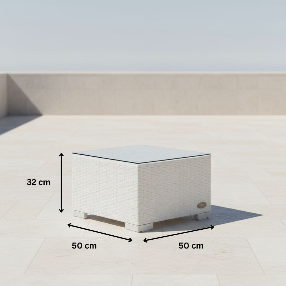 Weißer Polyrattan-Beistelltisch mit Glasplatte, Maße 50 × 50 × 32 cm.