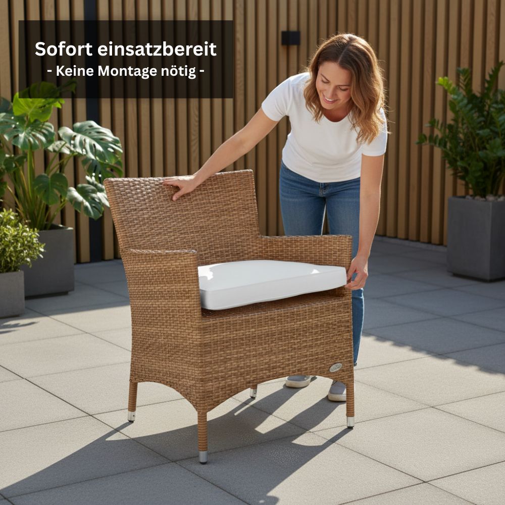 Naturfarbener Gartenstuhl „Trento“ aus wetterfestem Polyrattan mit herausnehmbarem Sitzkissen. Vormontierter Balkonstuhl ohne Montage für den sofortigen Einsatz im Außenbereich.