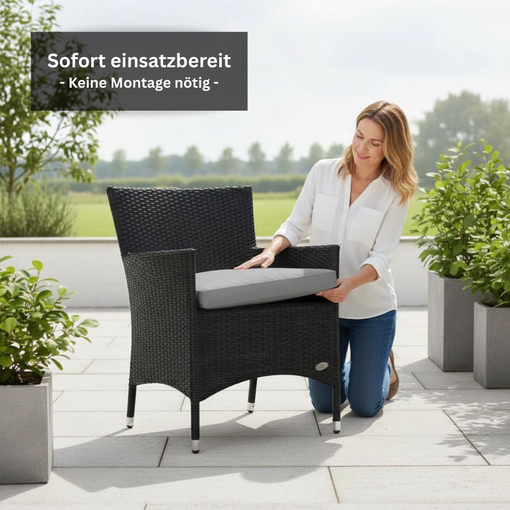 Schwarzer Gartenstuhl „Trento“ aus wetterfestem Polyrattan mit herausnehmbarem Sitzkissen. Vormontierter Balkonstuhl ohne Montage für den sofortigen Einsatz im Außenbereich.