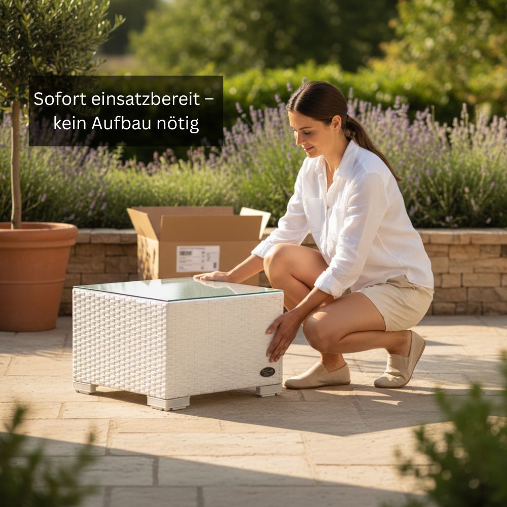 Weißer Polyrattan-Beistelltisch mit Glasplatte wird auf einer Terrasse aus dem Karton entnommen.