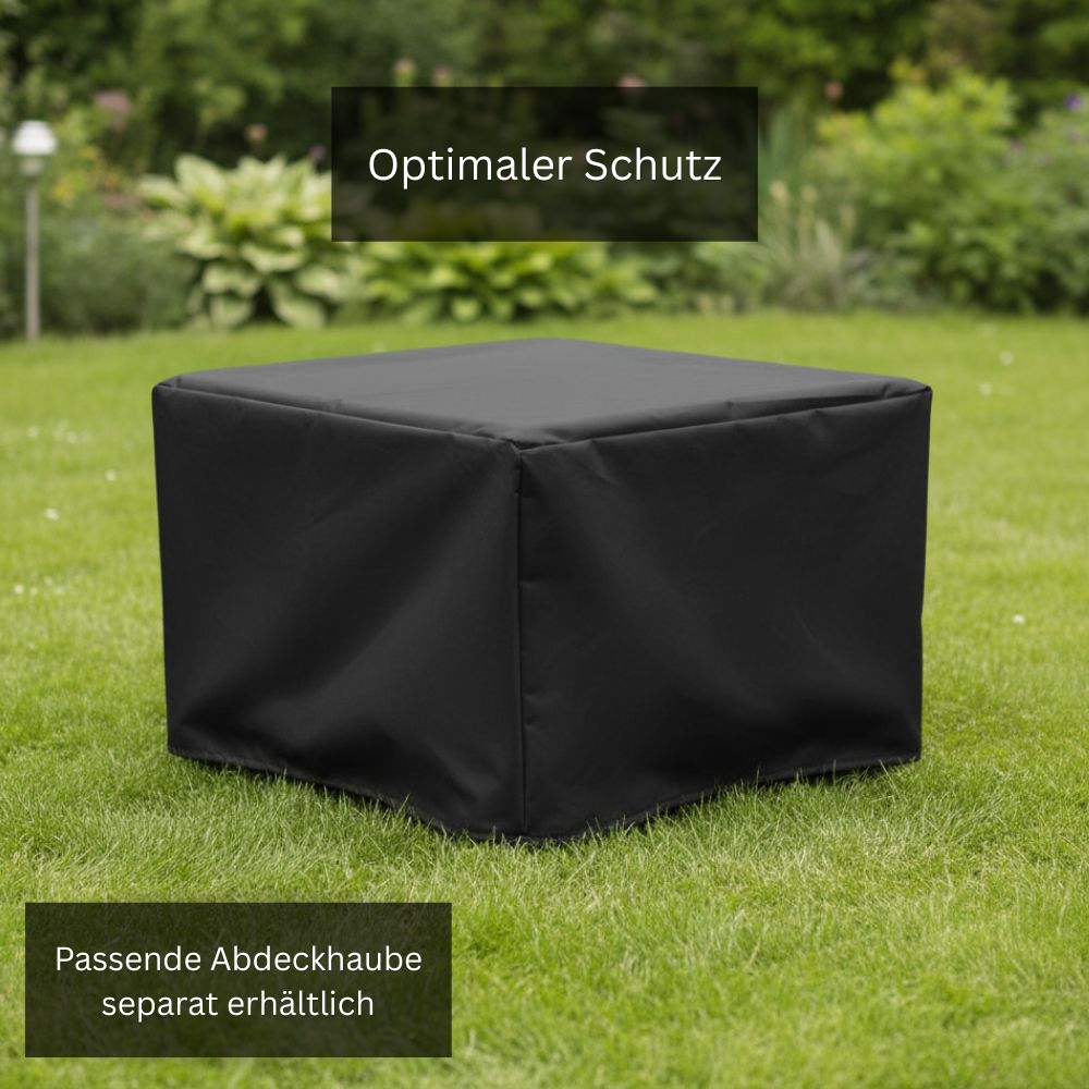 Schwarze Schutzhülle für einen quadratischen Beistelltisch auf einer Rasenfläche. Die Abdeckung dient zum Schutz vor Witterungseinflüssen.
